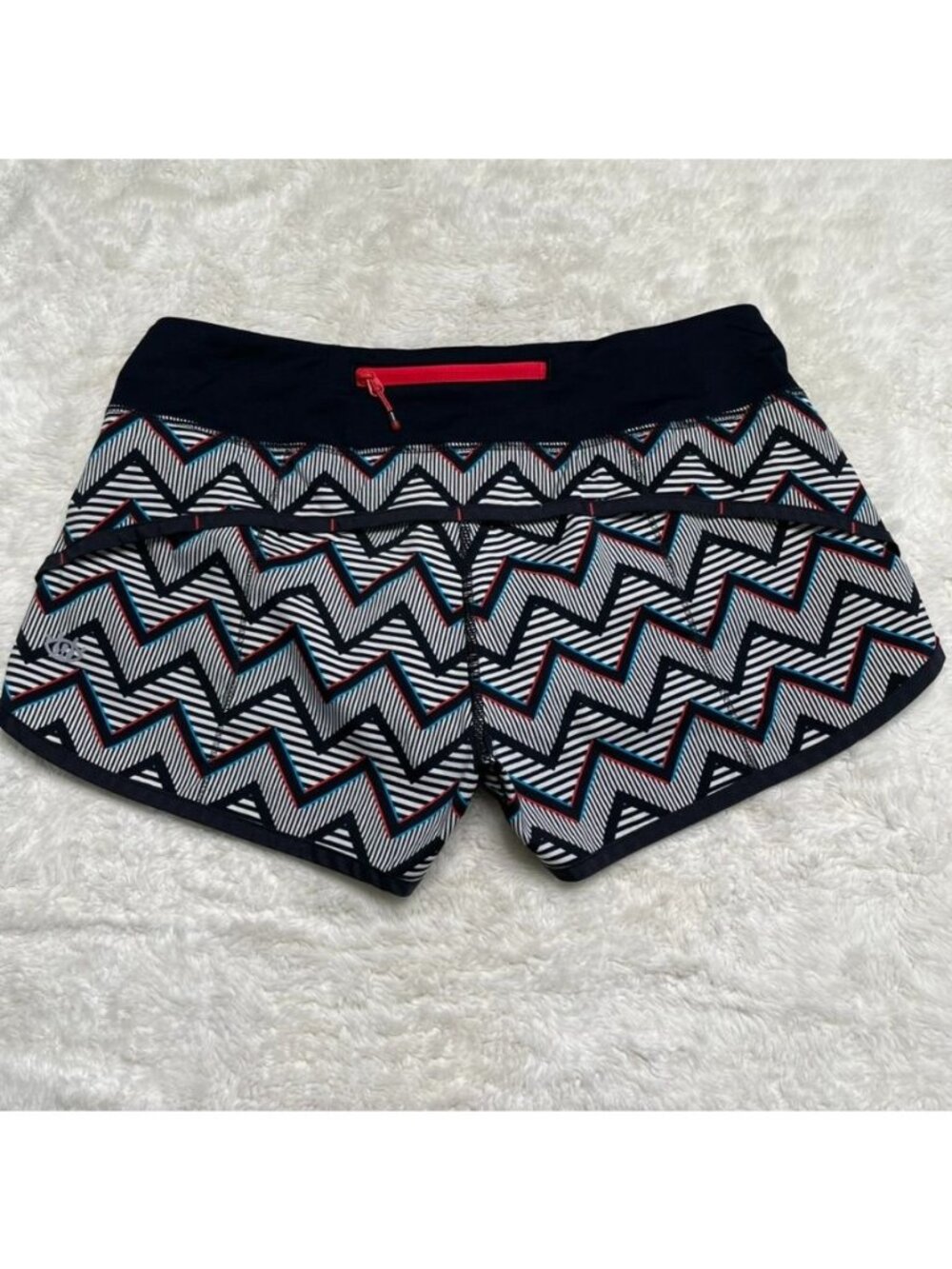 Lululemon SeaWheeze 2014 Speed Shorts 3D Chevron ZigZag Running Size 6
